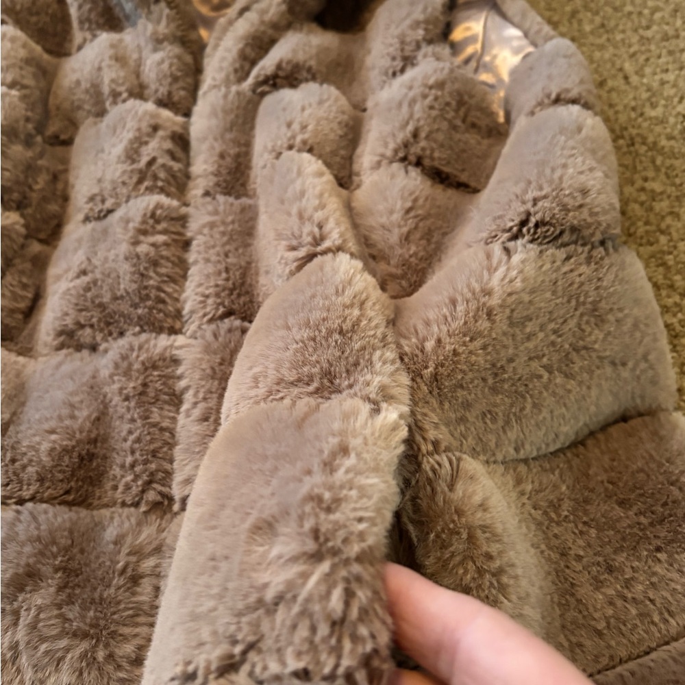 Liz Claiborne Woman’s  Faux Fur Vest in Taupe - Picture 5 of 7